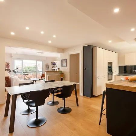 Cozy Apartment, Center, Sea View And Parking アパート