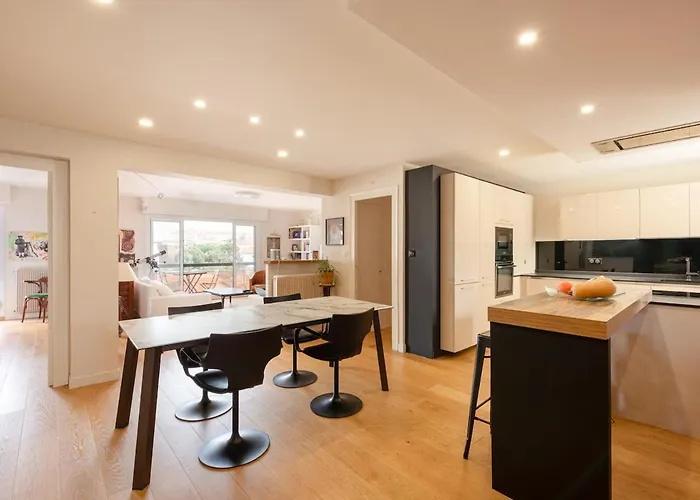 Cozy Apartment, Center, Sea View And Parking Апартаменты